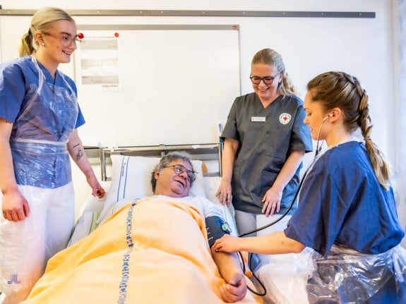 Studenter och lärare med patient. Foto: Jenny Frejing.