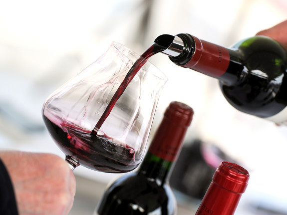 Glas som fylls med rödvin. Foto:Mostphotos