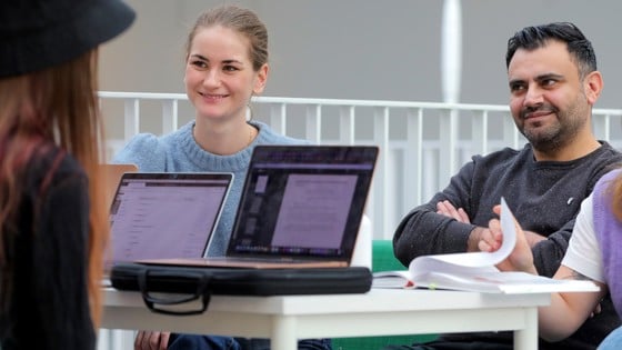 Studenter som studerar på Röda Korsets Högskola