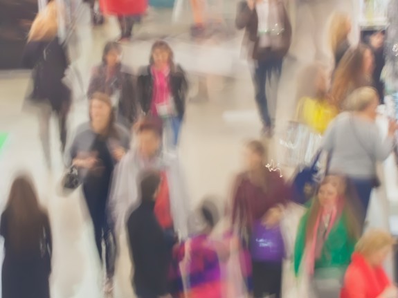 Bild på människor som går i ett köpcentrum med kort skärpa. Foto: Mostphotos.