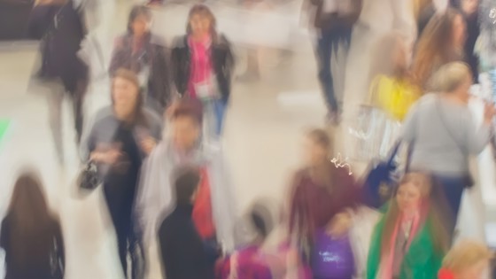 Bild på människor som går i ett köpcentrum med kort skärpa. Foto: Mostphotos.