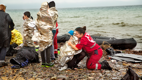 Flyktingar som mottas vid en strand av Röda Korset frivillig. Foto:SRK