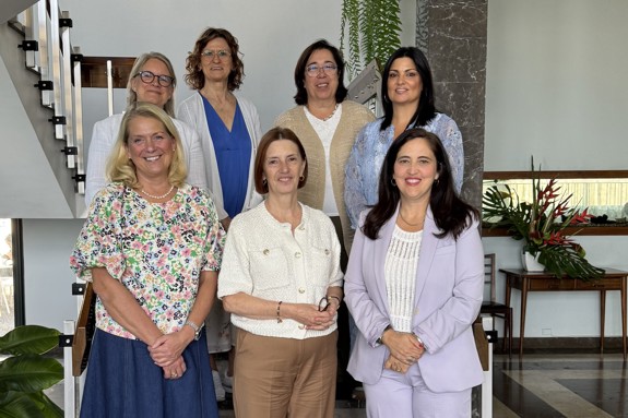 Rektor Susanne Georgsson, Prefekt Birgitta Bisholt och kommunikationsansvarig Helene Komlos Grill tillsammans med representanter från Escola Superior de Enfermagem S. José de Cluny i Funchal på Madeira, Portugal. Foto: RKH