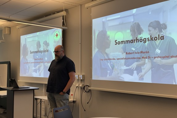 Robert Ivic Morén undervisar för eleverna. Foto: RKH