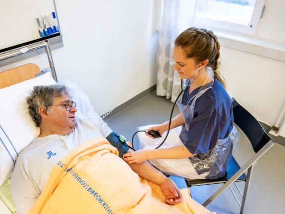 student med en äldre patient. Foto: Jenny Frejing