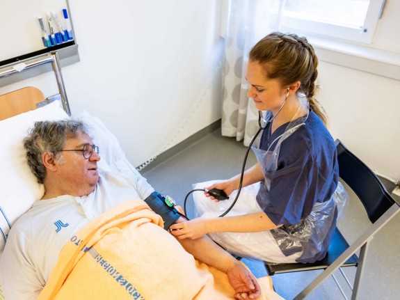 Sjuksköterska med patient. Foto: Jenny Frejing.