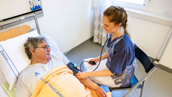 student med en äldre patient. Foto: Jenny Frejing