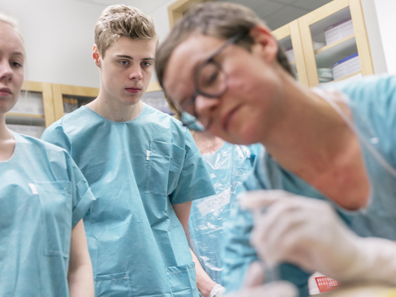 studenter som blir instruerade av lärare. Foto: Jenny Frejing.