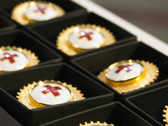 Bild av Röda Korsets sjuksköterskebroscher.