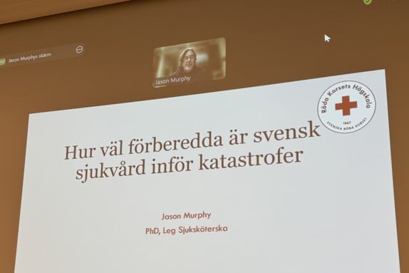Jason Murphy, lektor vid Röda Korsets Högskola, höll en digital föreläsning.