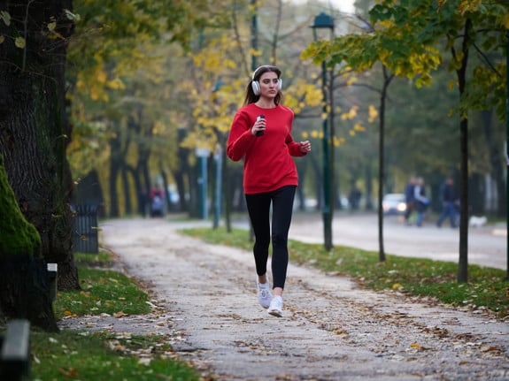 Kvinna som löptränar utomhus. Foto: Mostphotos