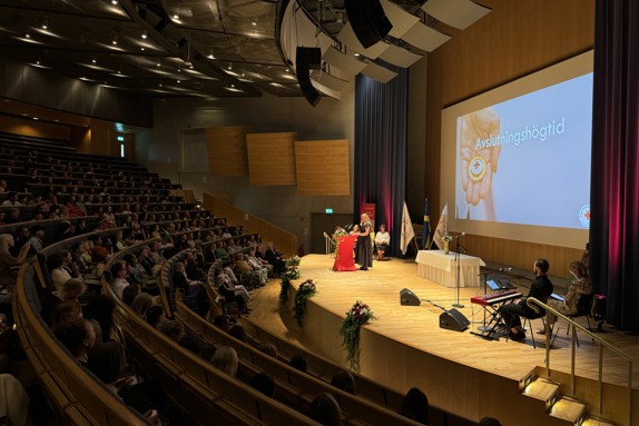 Rektor Susanne håller tal vid avslutningen VT2024. Foto: Jenny Frejing