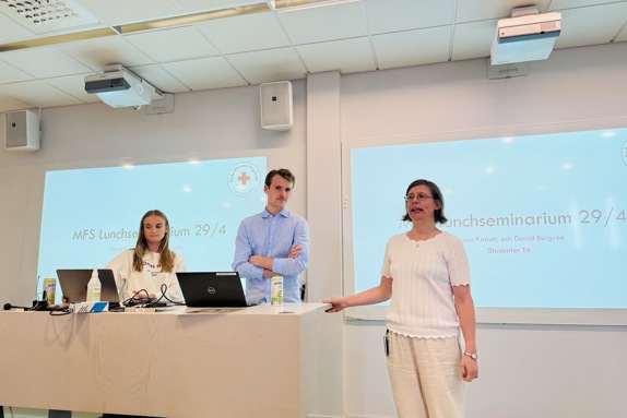 Clara och David tillsammans med Jenny Cadstedt, internationell strateg till Röda Korsets Högskola. Foto: RKH