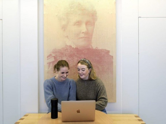 Studenter som sitter framför en tavla föreställande Emmy Rappe