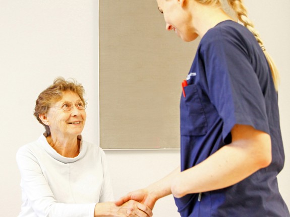 Bild av sjuksköterska som tar emot patient.