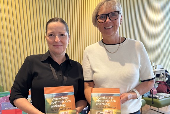 Författarna Beata Molin och Boel Nilsson med boken Gynekologi, obstetrik och andrologi för sjuksköterskor Foto: RKH