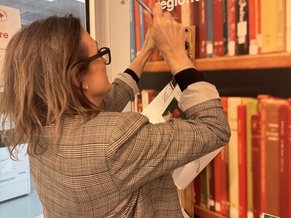 Charlotta Arwidsson spikar sin avhandling. Foto: RKH