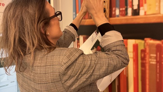 Charlotta Arwidsson spikar sin avhandling. Foto: RKH