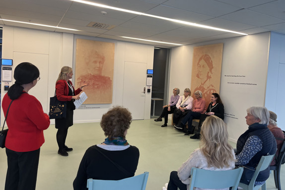 Helene Komlos Grill visar upp utställningen för gästerna. Foto: RKH