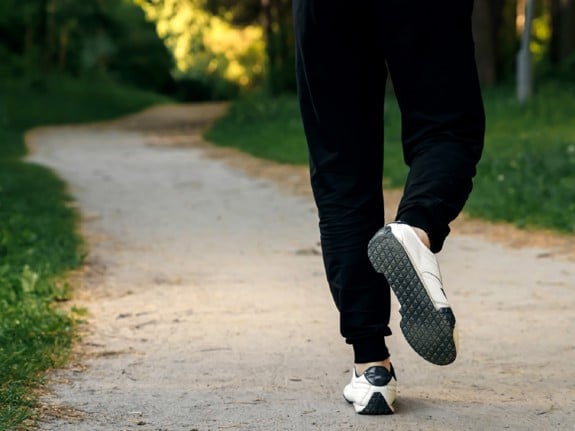 Person som jobbar i en skog. Foto:Mostphotos