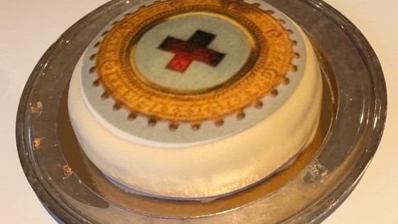 Tårta Röda Korsets Högskolas brosch. Foto: RKH