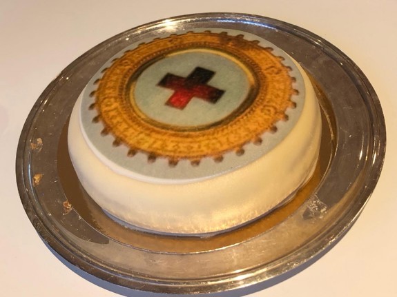 Tårta Röda Korsets Högskolas brosch. Foto: RKH