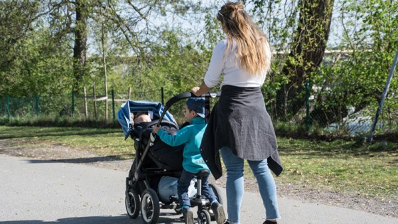 Kvinna som går med en barnvagn. Foto: Mostphotos.