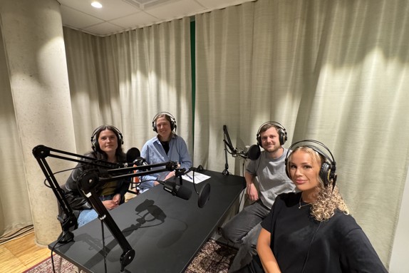 Sjuksköterskestudenter berättar om utlandsstudier i Röda Korsets Högskolas podd.