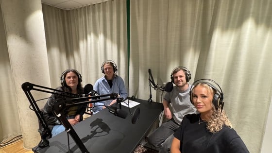 Poddinspelning om utlandsstudier vid Röda Korsets Högskola. Foto: RKH