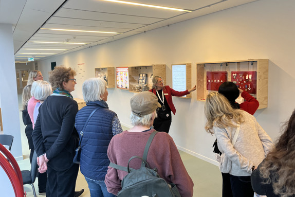 Visning av utställningen över Röda Korset Högskolas och Röda Korsets historia. Foto: RKH