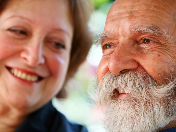 Två glada äldre människor. Foto:Mostphotos