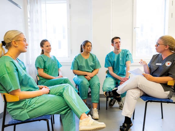 Antalet sökande till Röda Korset Högskolas utbildningar är fortsatt högt.