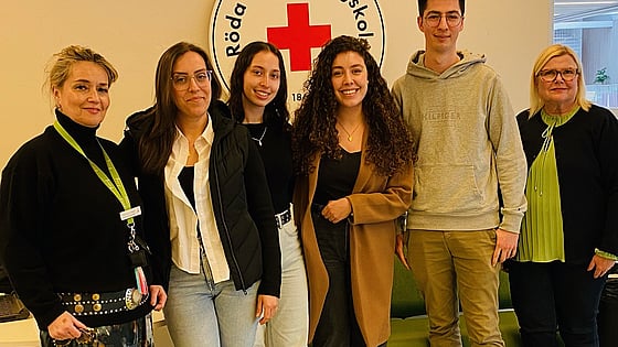 Internationella studenter som studerar kurs vid Röda Korsets Högskola
