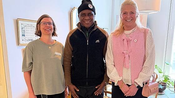 Dr Leopold Gilala från Kolandoto Hospital tillsammans med rektor Susanne Georgsson och Jenny Cadstedt, internationell straget. Foto: RKH
