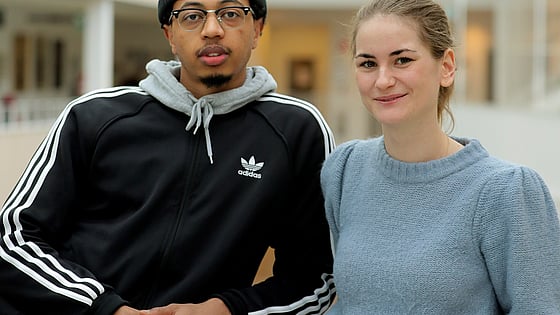 Bild på två studenter. Foto: RKH