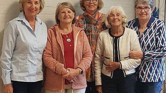 Alumner från Röda Korsets Högskola. Från vänster till höger: May Blom, Helen Hall, Eva Henriksen, Ingegerd Winblom och Marie-Louise Taylor. Foto: Privat