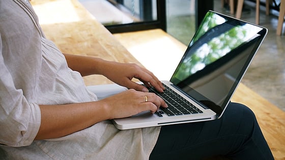 Kvinna som skriver på sin bärbara dator. Foto: Mostphotos