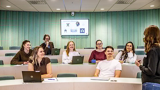 Studenter som lyssnar på en föreläsare. Foto: Jenny Frejing