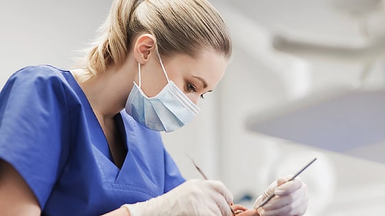 Kvinnlig tandläkare. Foto: Mostphotos.