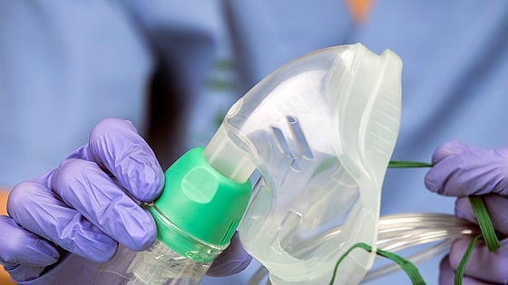 sjuksköterska som förbereder en syrgasmask. Foto:Mostphotos