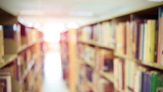 Böcker i bokhylla. Foto: Mostphotos.