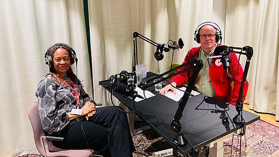 Docent Leah Okenwa Emegwa och IKT-pedagog Paul Parker vid Röda Korsets Högskola.