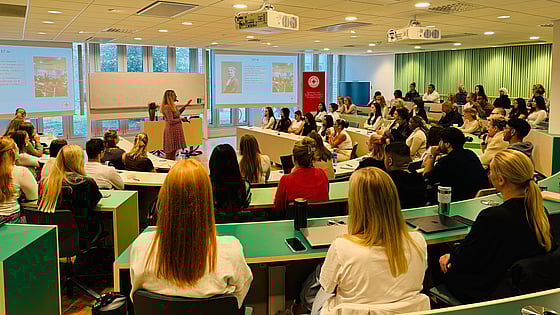 Rektor Susanne Georgsson talar inför de nya studenterna vid sjuksköterskeprogrammet. Foto: RKH