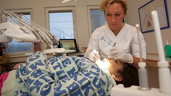 Barn hos tandläkaren. Foto:Mostphotos