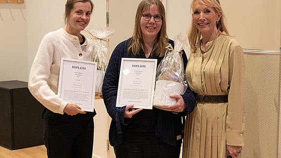 Merja Hietanen (mitten) en av årets Astrid Janzon-stipendiater. Foto: Privat