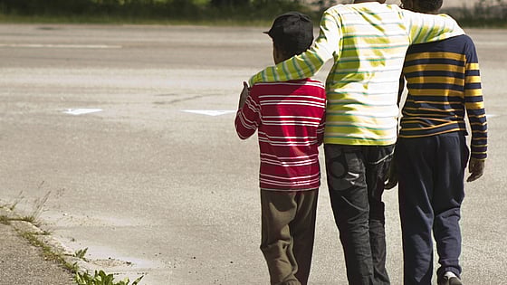 Tre pojkar som håller om varandra. Foto:Mostphotos