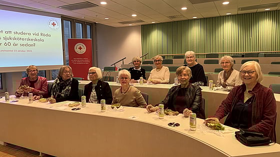 Avgångsklassen som 1965 tog sin sjuksköterskeexamen från Röda Korsets sjuksköterskeskola. Foto: RKH