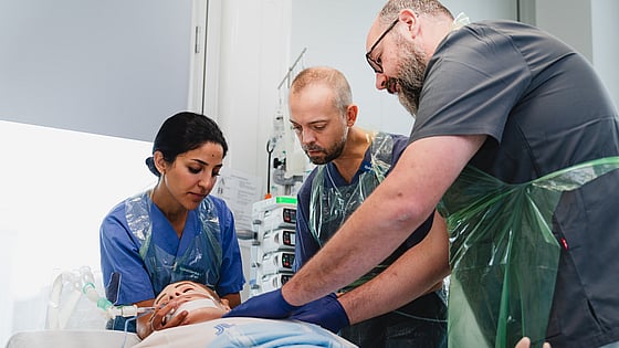 sjuksköterskestudenter med lärare i utbildningsmiljö. Foto: Jenny Frejing