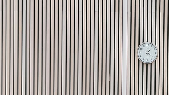 Klocka på en vägg. Foto: Jenny Frejing