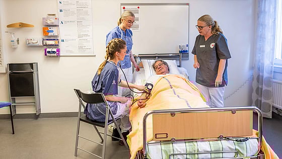 Lärare med studenter och en patient. Foto: Jenny Frejing